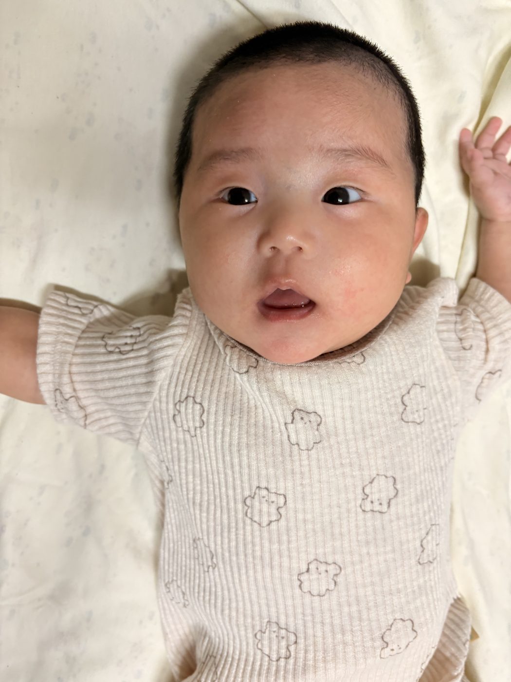 누워서 방긋 웃는 사빈이