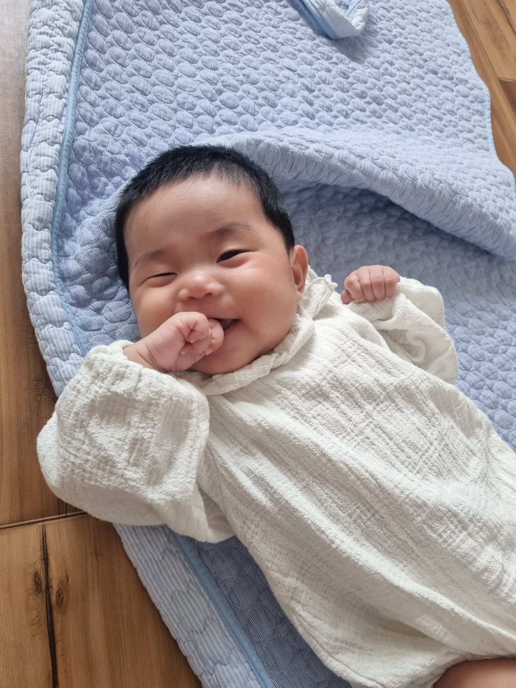 손가락을 물고 웃는 사빈이