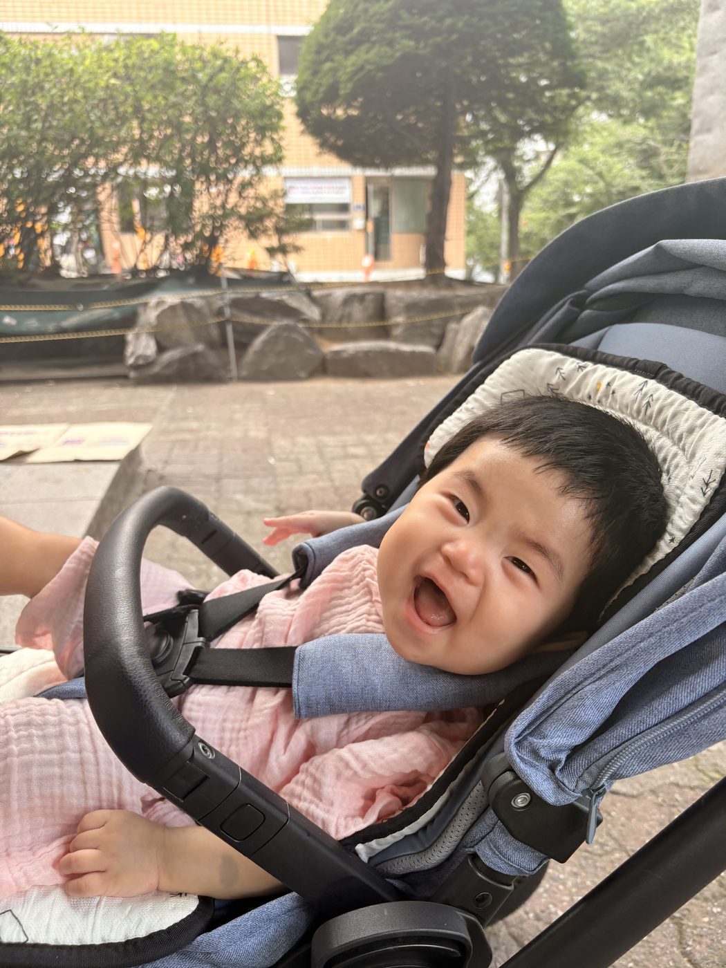 유모차에서 활짝 웃는 사빈이