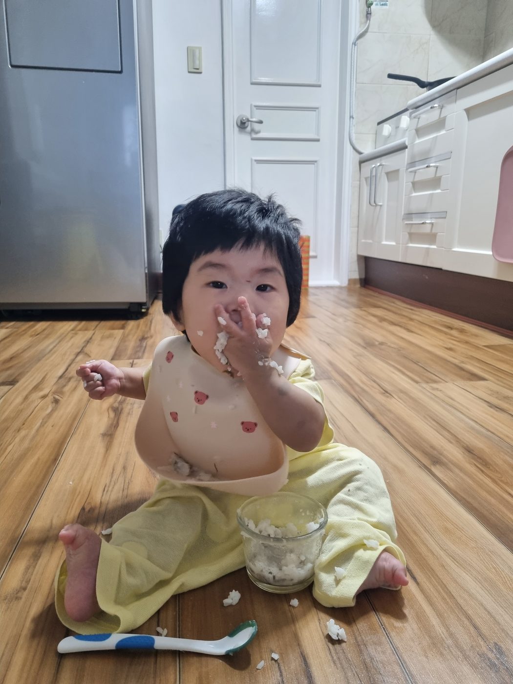 이유식을 신나게 먹는 사빈이