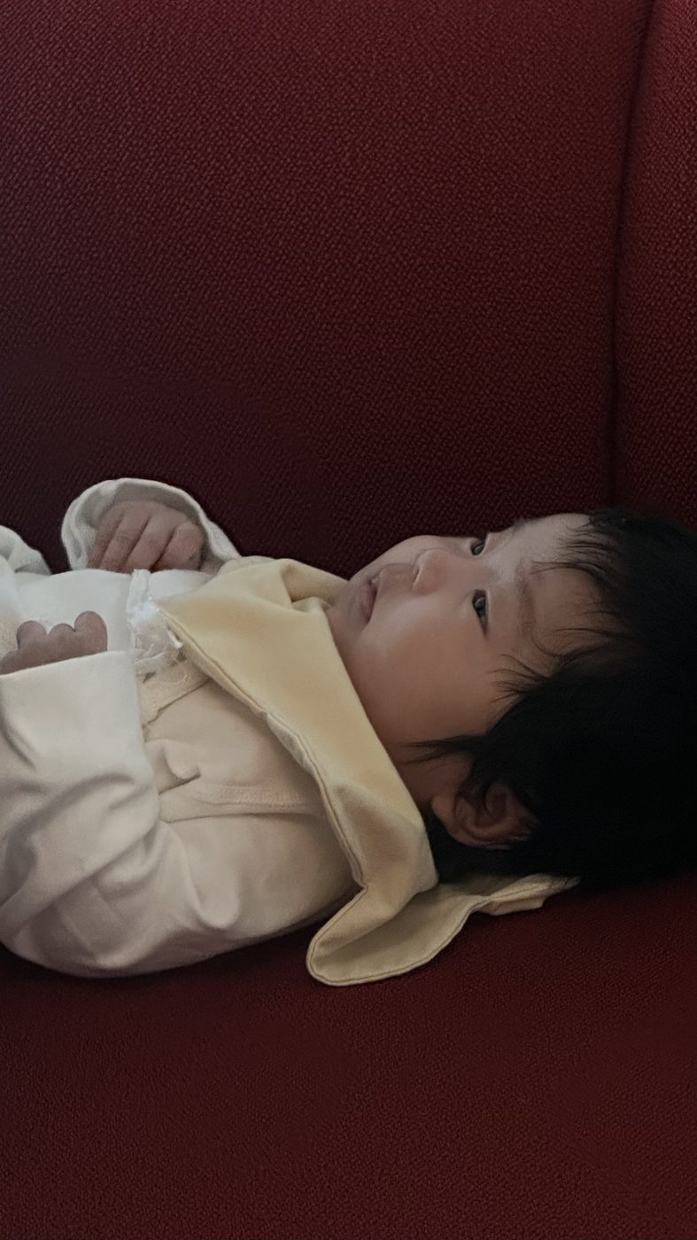 소파에 누워 있는 사빈이