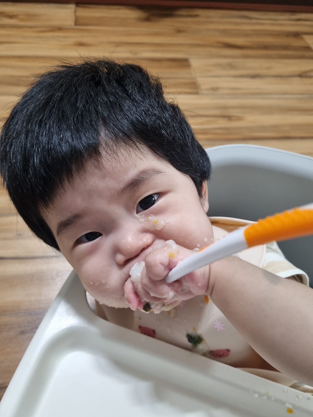 숟가락 들고 열심히 밥 먹는 사빈이