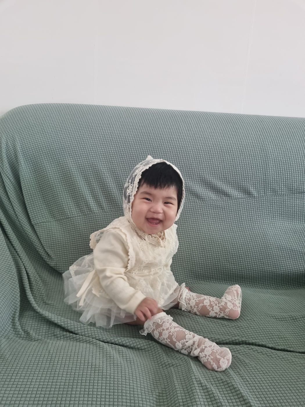 레이스 보닛을 쓰고 활짝 웃는 사빈이
