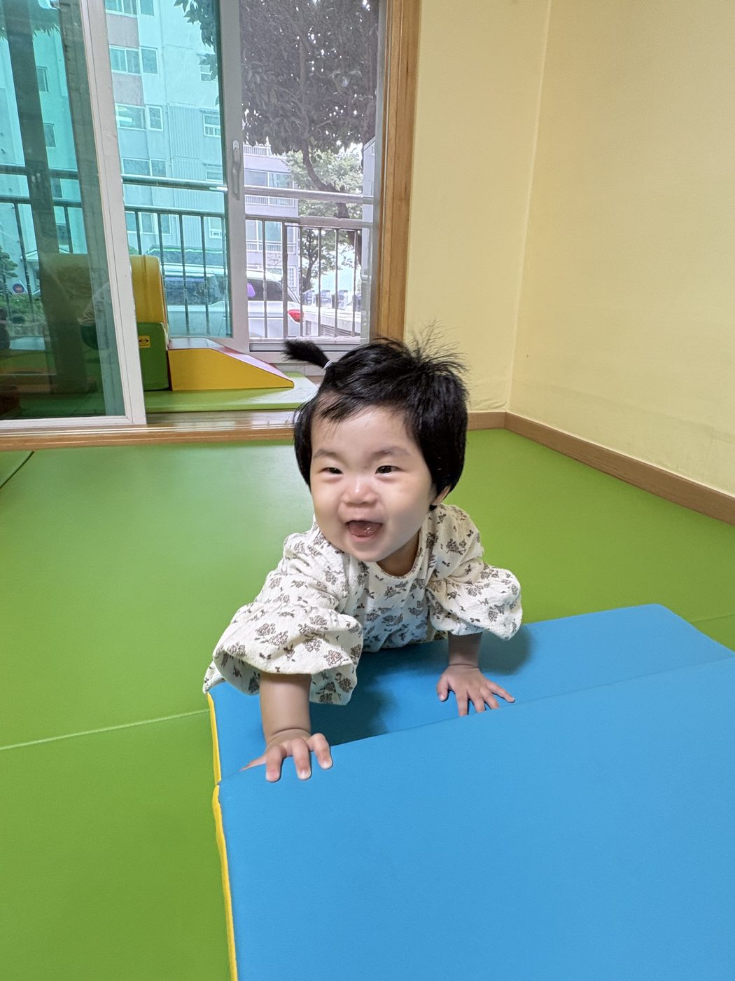 매트 위에서 신나게 기어가는 사빈이