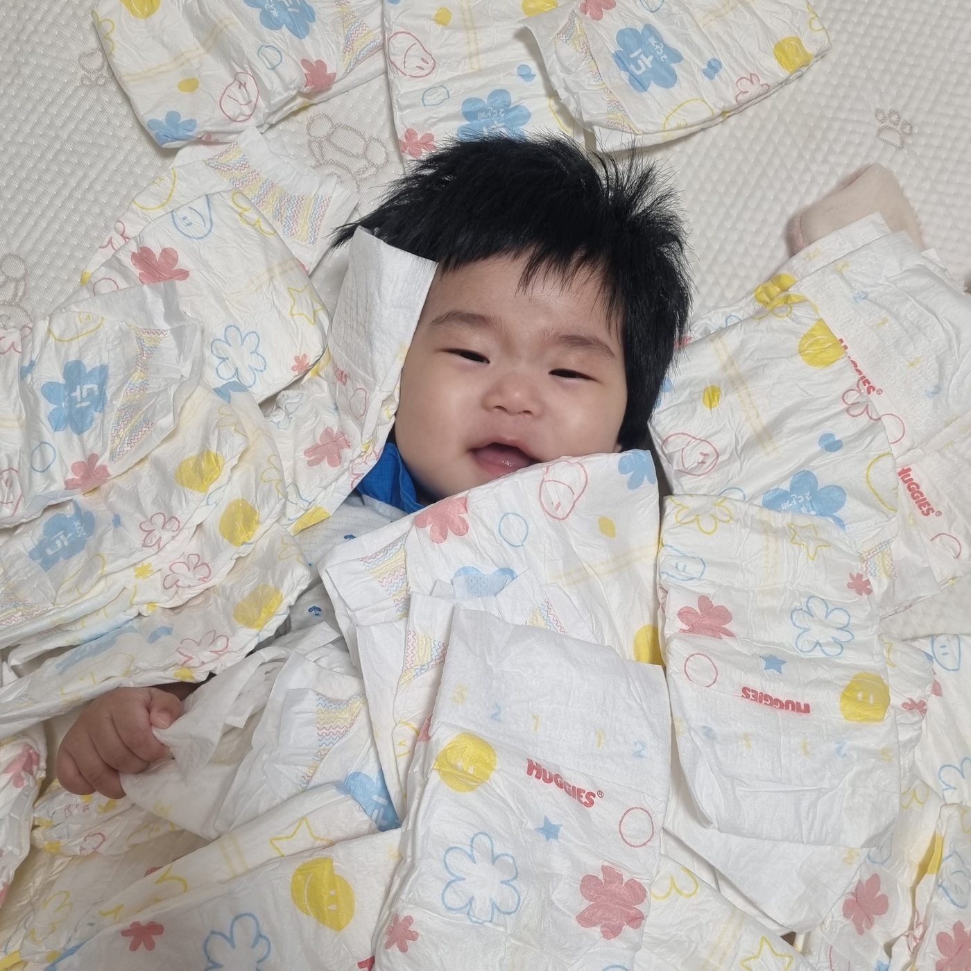 소파에 앉아 활짝 웃는 사빈이