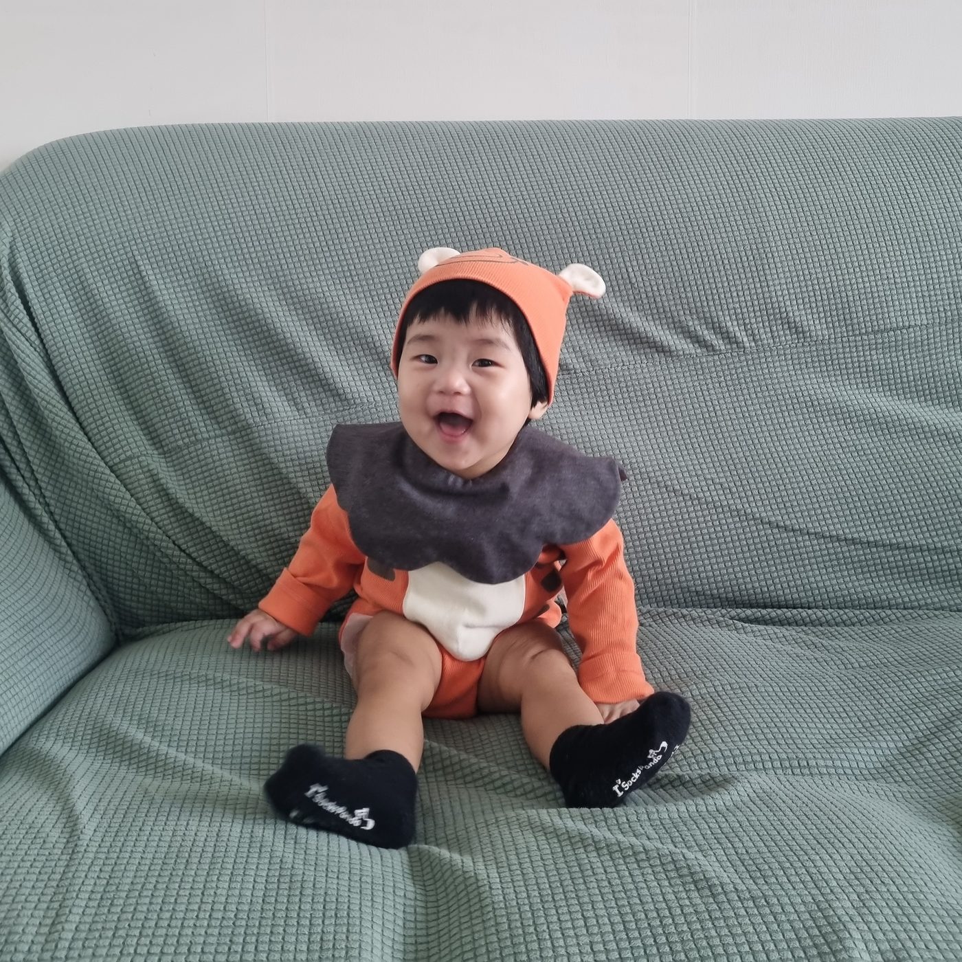 기저귀 더미 속에서 웃는 사빈이