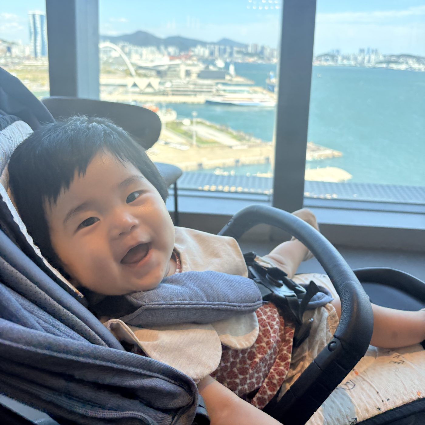 유모차에 앉아 바다를 바라보는 사빈이